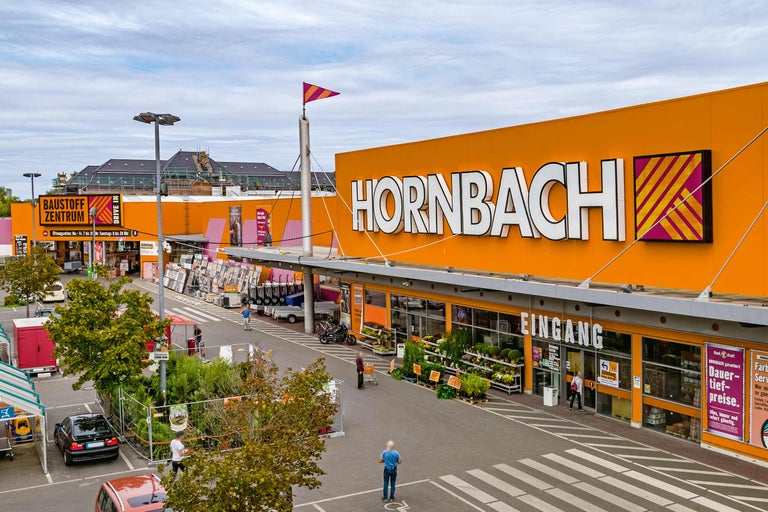 Vonkajší pohľad na hobbymarket Hornbach s parkoviskom a vstupom