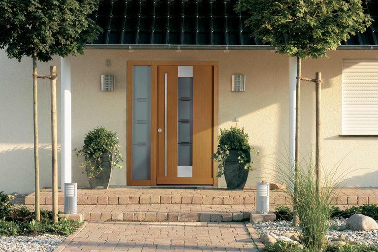 Vstupný priestor domu s vchodovými dverami a kvetináčmi