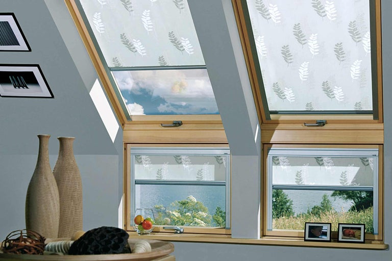 Strešné okná s roletami so vzorom kvetov pre lepšiu ochranu proti slnku