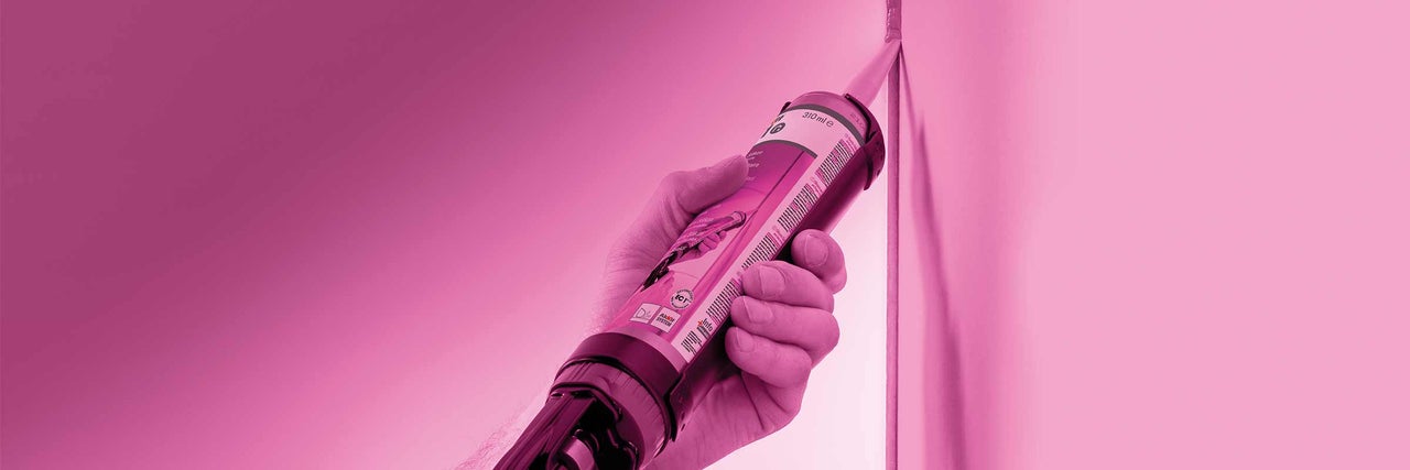 Na škáru sa nanáša kartuša tesniaceho prostriedku.