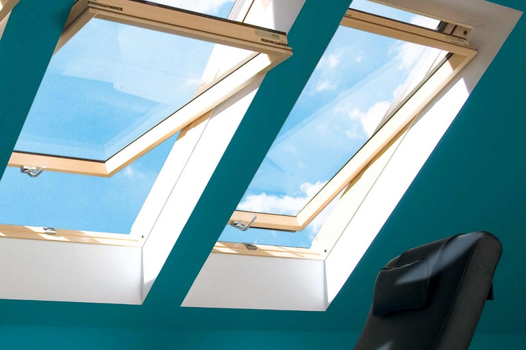 Dve otvorené strešné okná s výhľadom na oblohu