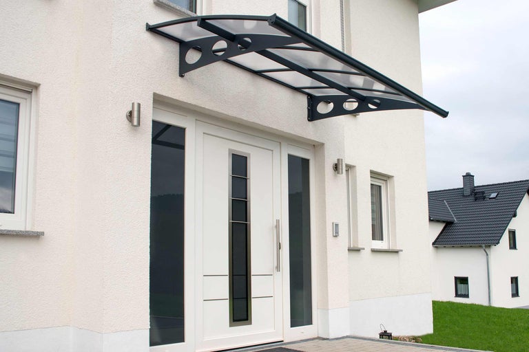 Vchodové dvere s baldachýnom na obytnom dome