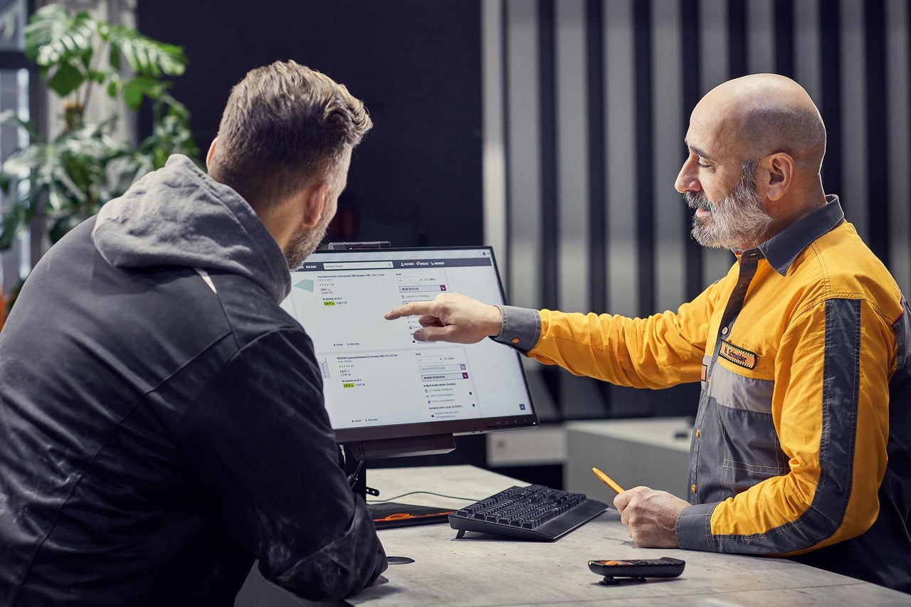 Pracovník Hornbach radí zákazníkovi s produktmi na počítači.