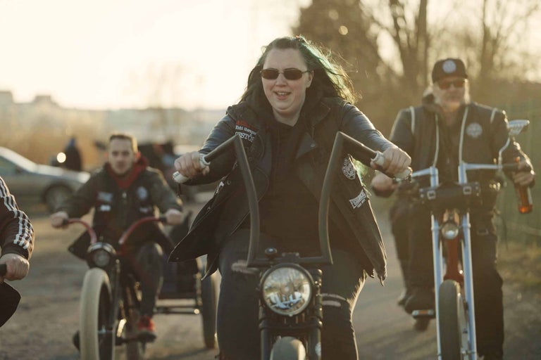 Skupina ľudí jazdí na bicykloch s motorovou asistenciou.