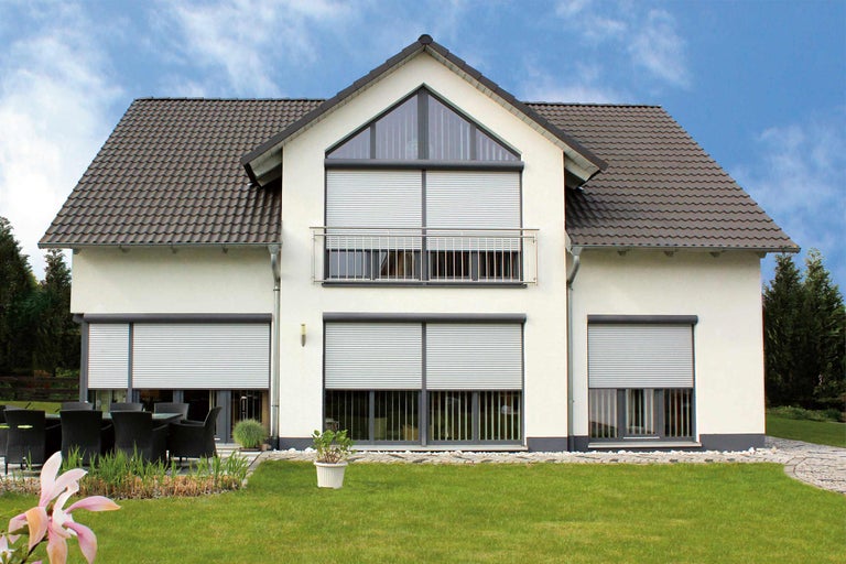 Moderný dom s roletami na oknách pre ochranu proti slnku a súkromie.