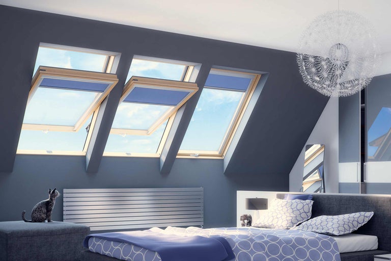 Svetlá spálňa so strešnými oknami, radiátorom a ozdobnou lampou