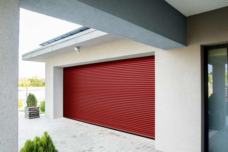 Zatvorená garážová rolovacia brána z kovu
