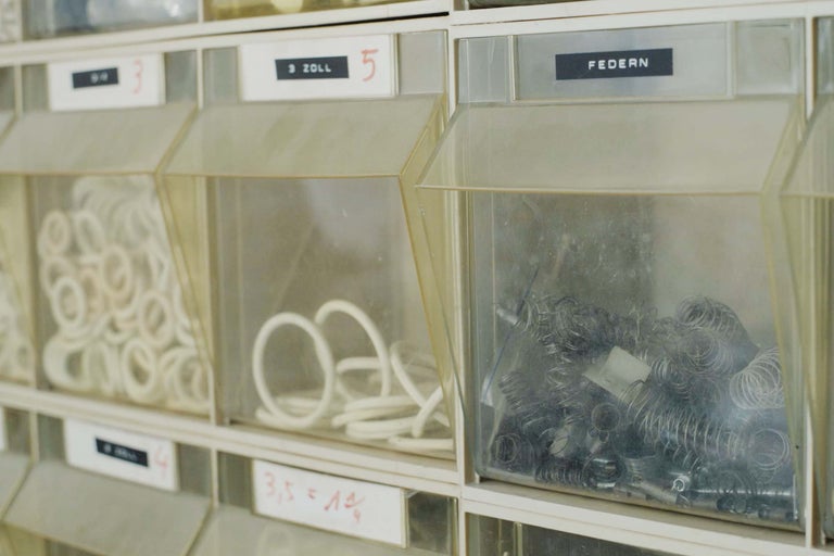 Triedený box s tesneniami, hadicami a pružinami