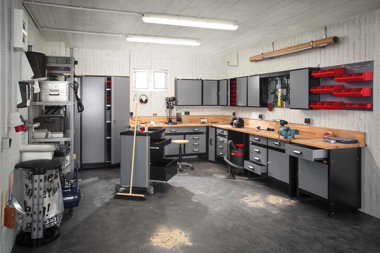 Dielňa s ponkom, skriňami na náradie a vozíkom na náradie na uloženie náradia