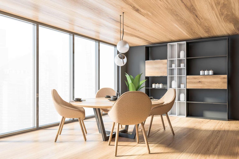 Svetlá jedáleň s dreveným stolom, stoličkami, regálom a závesným svietidlom