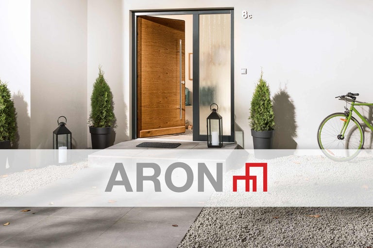 Vchodové dvere s bočným dielom, vonkajšie schodisko a dekorácie