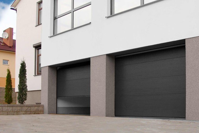 Garážové dvere na modernom dome