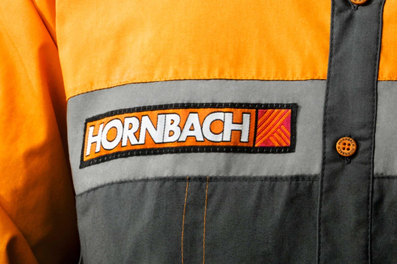 Detailný záber pracovnej bundy s logom Hornbach