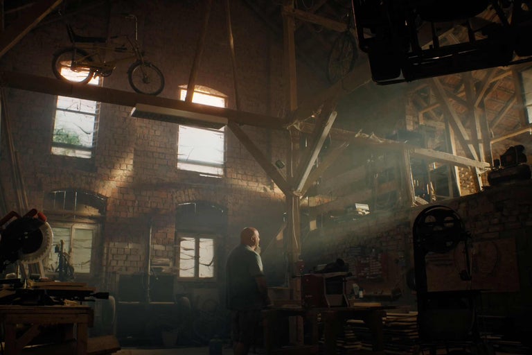 Dielňa s náradím, drevom a mužom