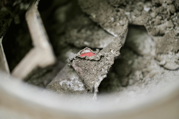 Detail znečistenej miešačky na cement.