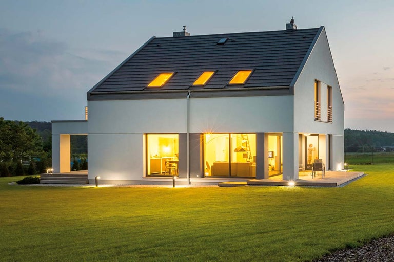 Moderný dvojpodlažný dom so záhradou a strešnými oknami