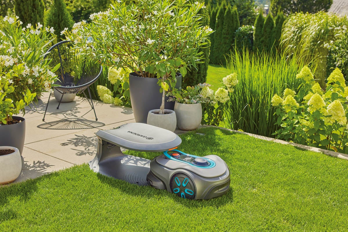 Robotická kosačka Gardena s nabíjacou stanicou v záhrade