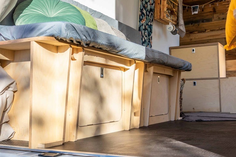 Drevená konštrukcia s úložným priestorom pod lôžkom v interiéri vozidla