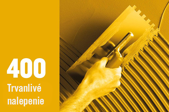 Nanášanie lepidla na obklady pomocou zubovej stierky