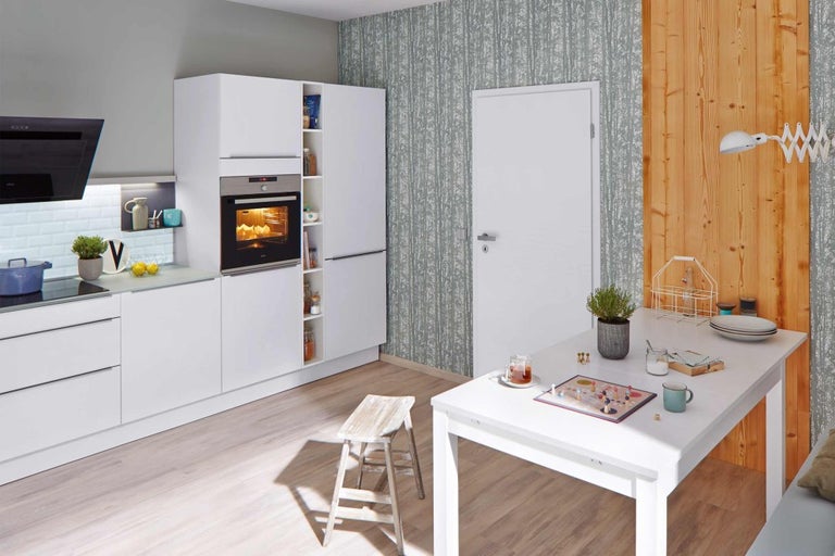 Svetlá kuchyňa s jedálenským stolom a posedením