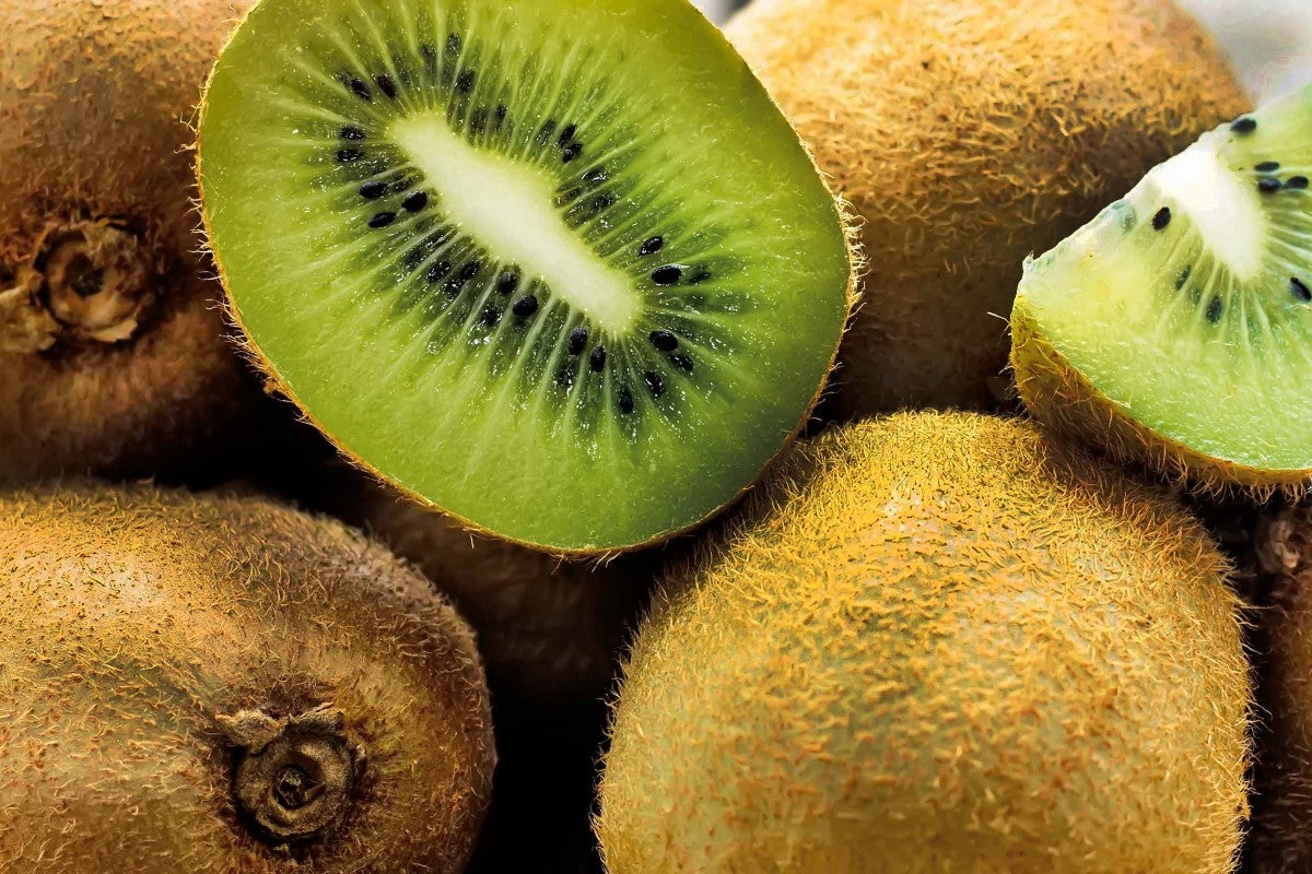 Niekoľko kiwi, jeden z nich rozpolený