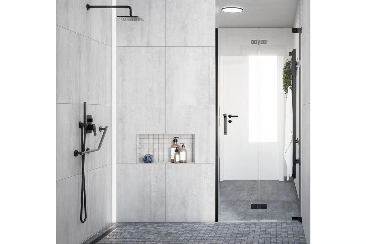 Moderný sprchovací kút so sklenenou stenou, dažďovou sprchovou hlavicou a úložným priestorom