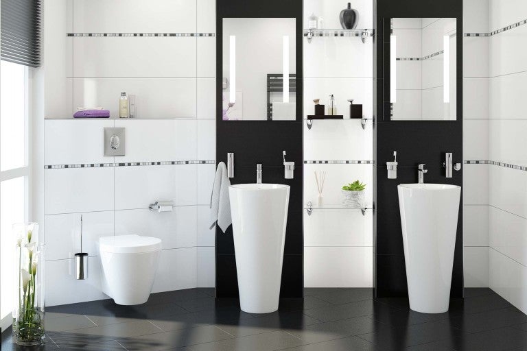 Moderná kúpeľňa s toaletou, umývadlami, zrkadlami a bielymi obkladmi