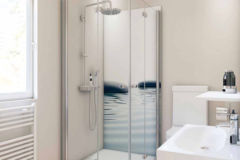 Moderná kúpeľňa so sprchou, umývadlom a toaletou pre svetlé a usporiadané prostredie.