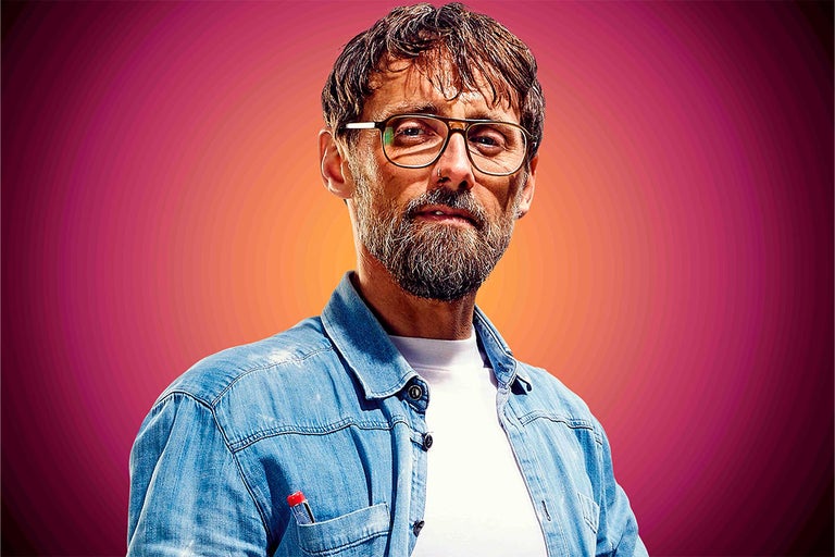 Portrét muža s okuliarmi a džínsovou košeľou