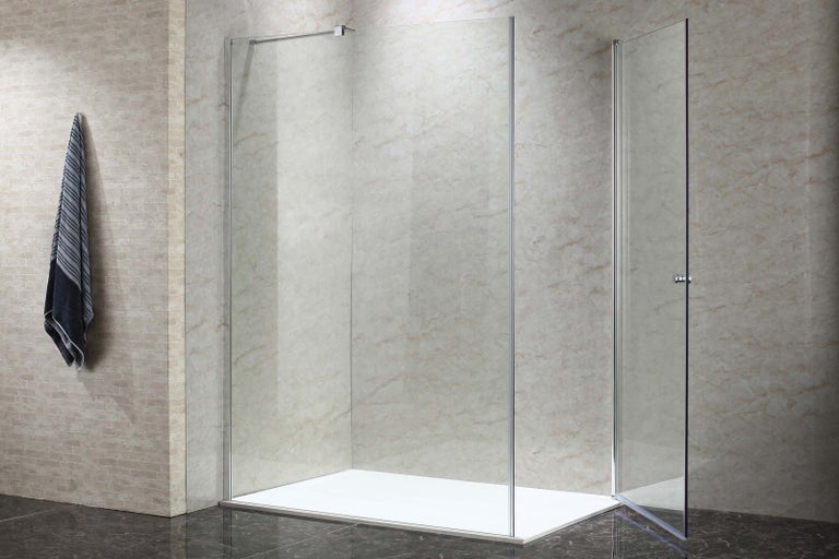 Sprchovací kút s presklenou stenou a uterákom