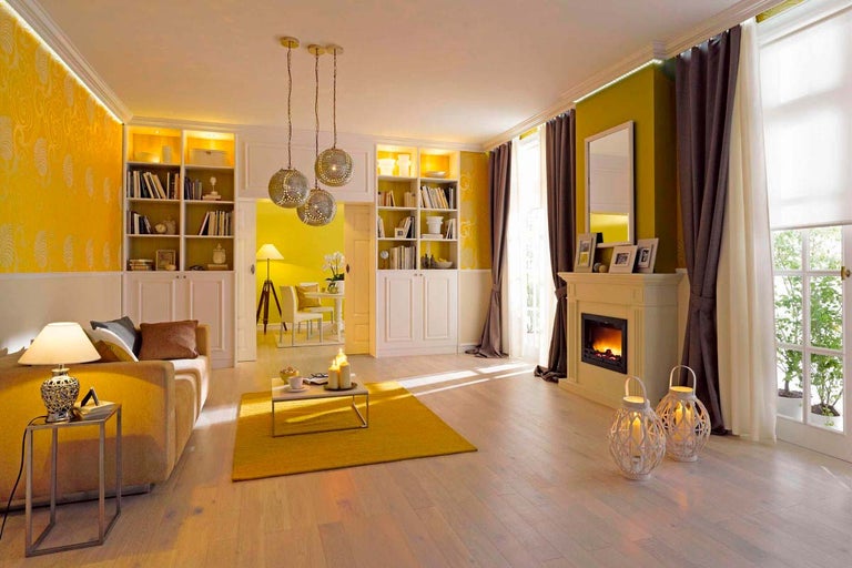 Obývacia izba s pohovkou, krbom a knižnicou pre útulnú atmosféru