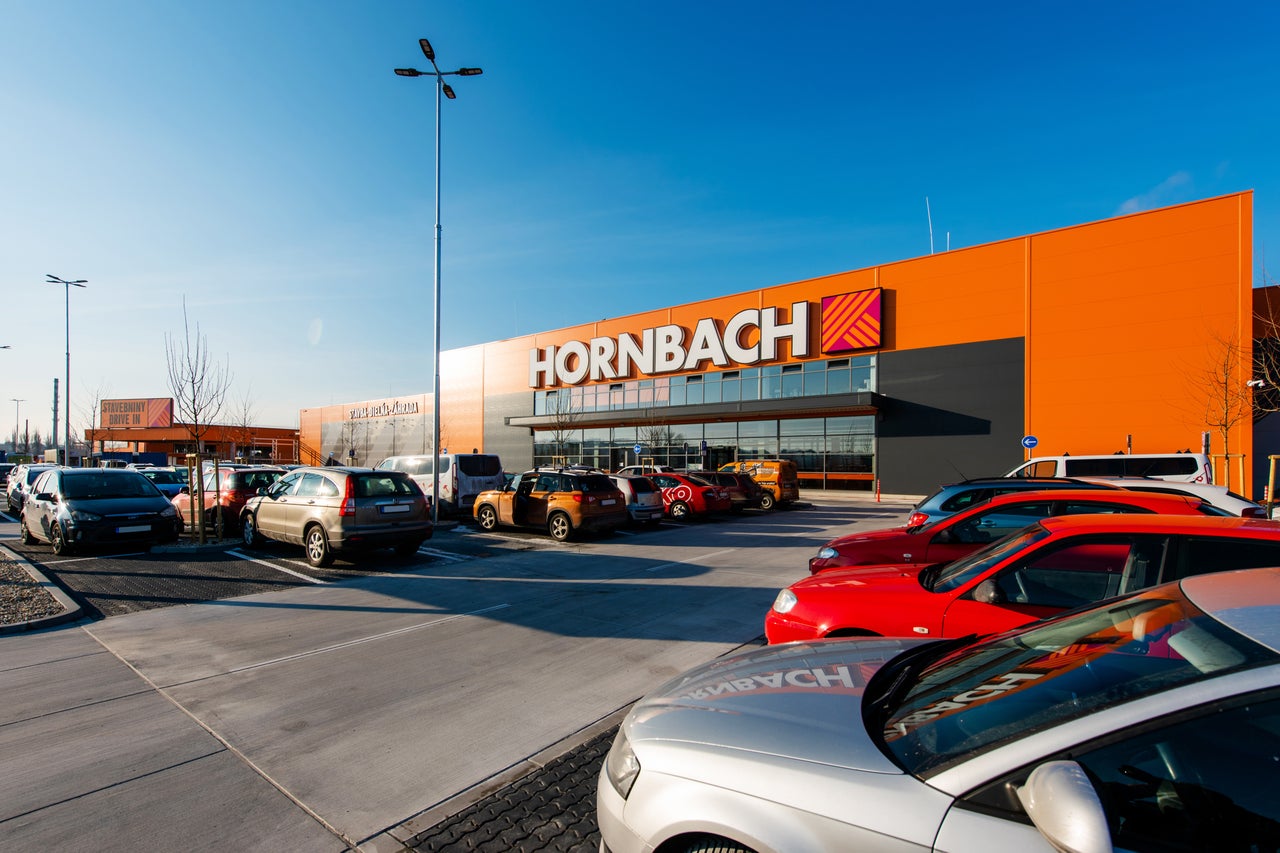  Pohľad na budovu hobbymarketu Hornbach s parkoviskom 