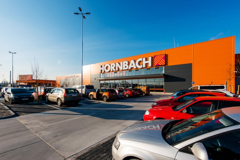 Pohľad na budovu hobbymarketu Hornbach s parkoviskom