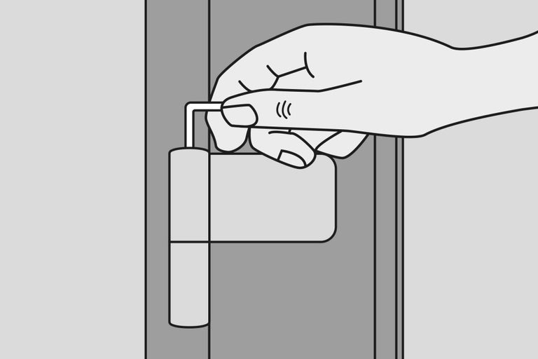 Ilustrácia ruky používajúcej imbusový kľúč na pánt