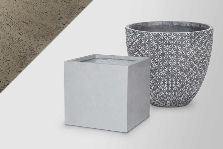 Dva kvetináče: Štvorcový kvetináč a okrúhly kvetináč so vzorom