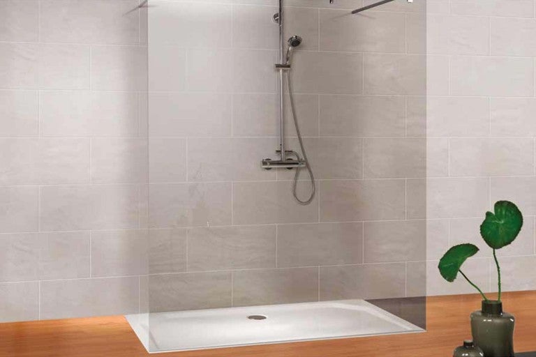 Kúpeľňa so sprchovacím kútom, sprchou a sprchovacou vaničkou