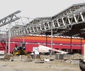 Stavenisko s nedokončenou budovou