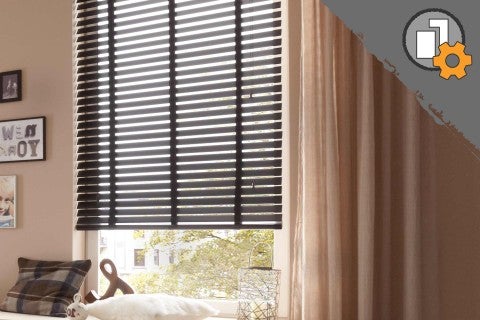 Okno s horizontálnymi žalúziami a závesmi