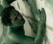 Muž patlá farbu na stenu