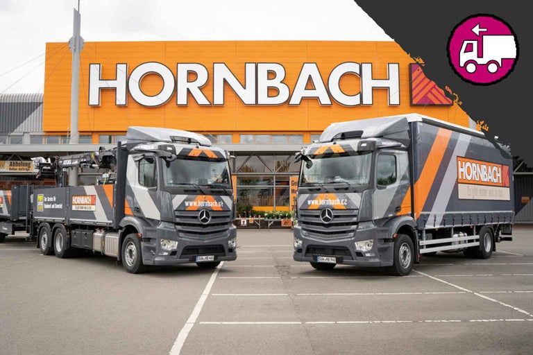 Dve dodávky Hornbach pred predajňou Hornbach.