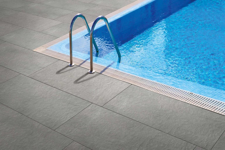 Bazén s dlaždicami a nerezovým rebríkom
