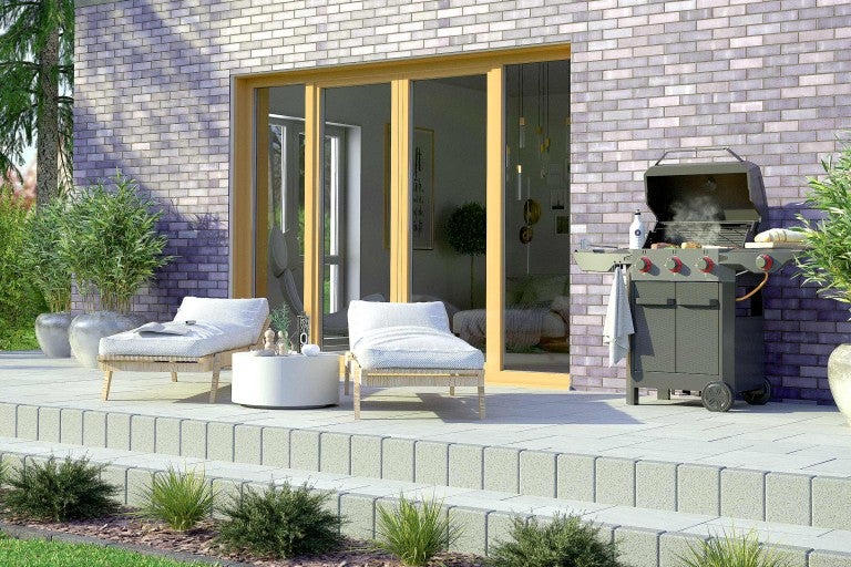 Terasa s grilom, ležadlami a posuvnými dverami