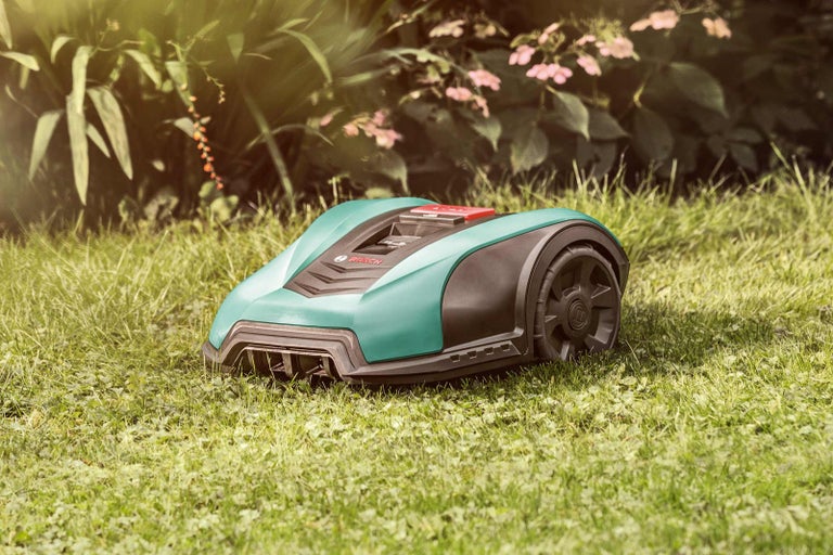 Robotická kosačka Bosch na trávniku v záhrade