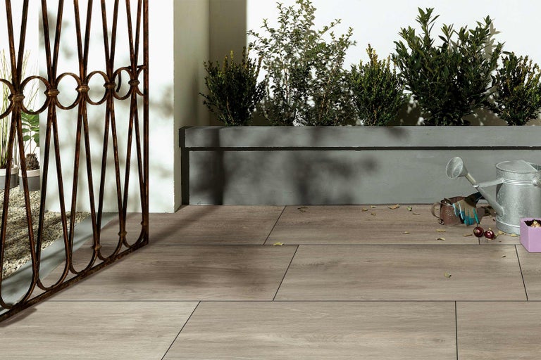 Terasa s drevenými dlaždicami, dekoráciou a kvetináčom
