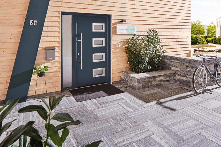 Vstupný priestor s vchodovými dverami, poštovou schránkou a dlažobnými kockami