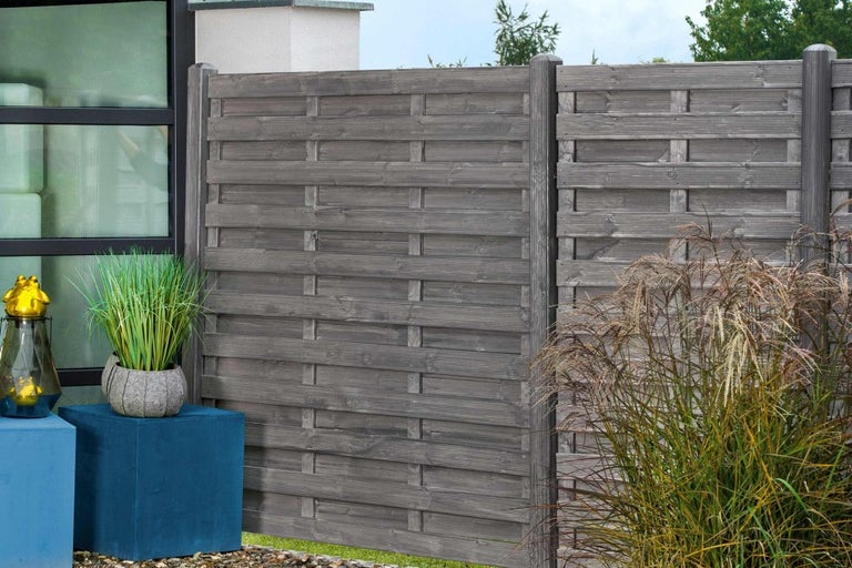 Drevený plot na ochranu súkromia v záhrade