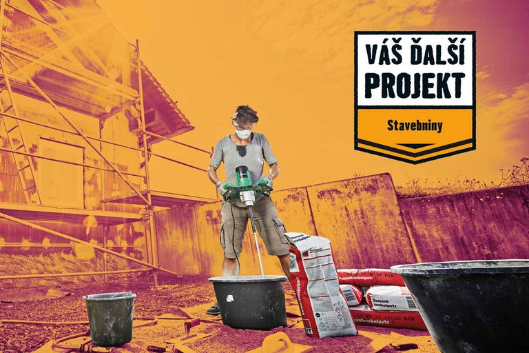 Remeselník mieša sadru na stavenisku s lešením.