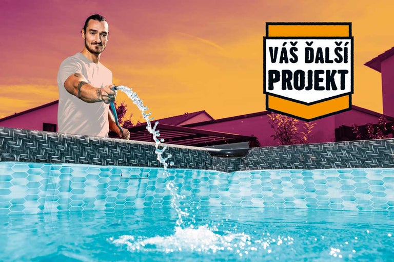 Muž napúšťa nadzemný bazén v záhrade záhradnou hadicou. Hornbach Logo Váš ďalší projekt.