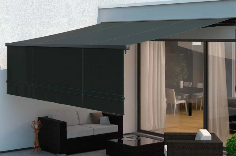 Tmavá kĺbová markíza na terase so záhradným nábytkom