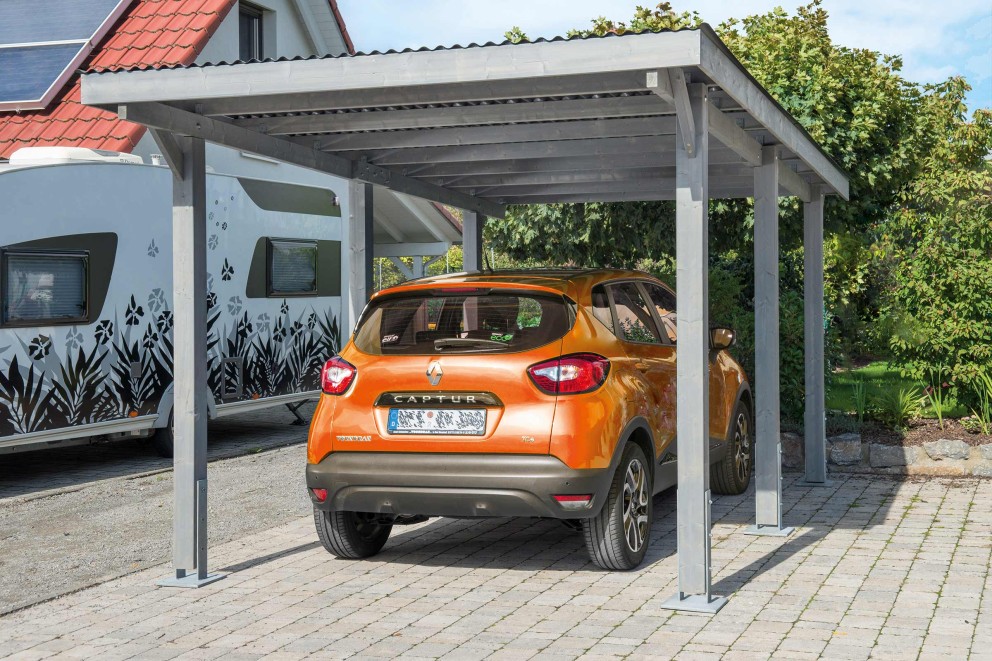 Auto pod dreveným prístreškom pre auto